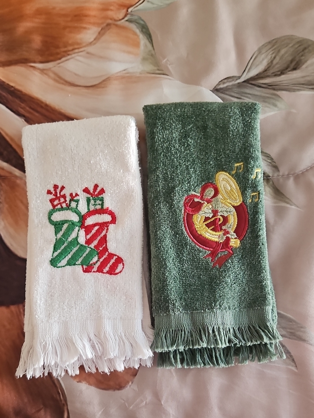 2 Fingertip Christmas Towels Set Of 2 White W/ Stockings Green Music 🎵 Towel
